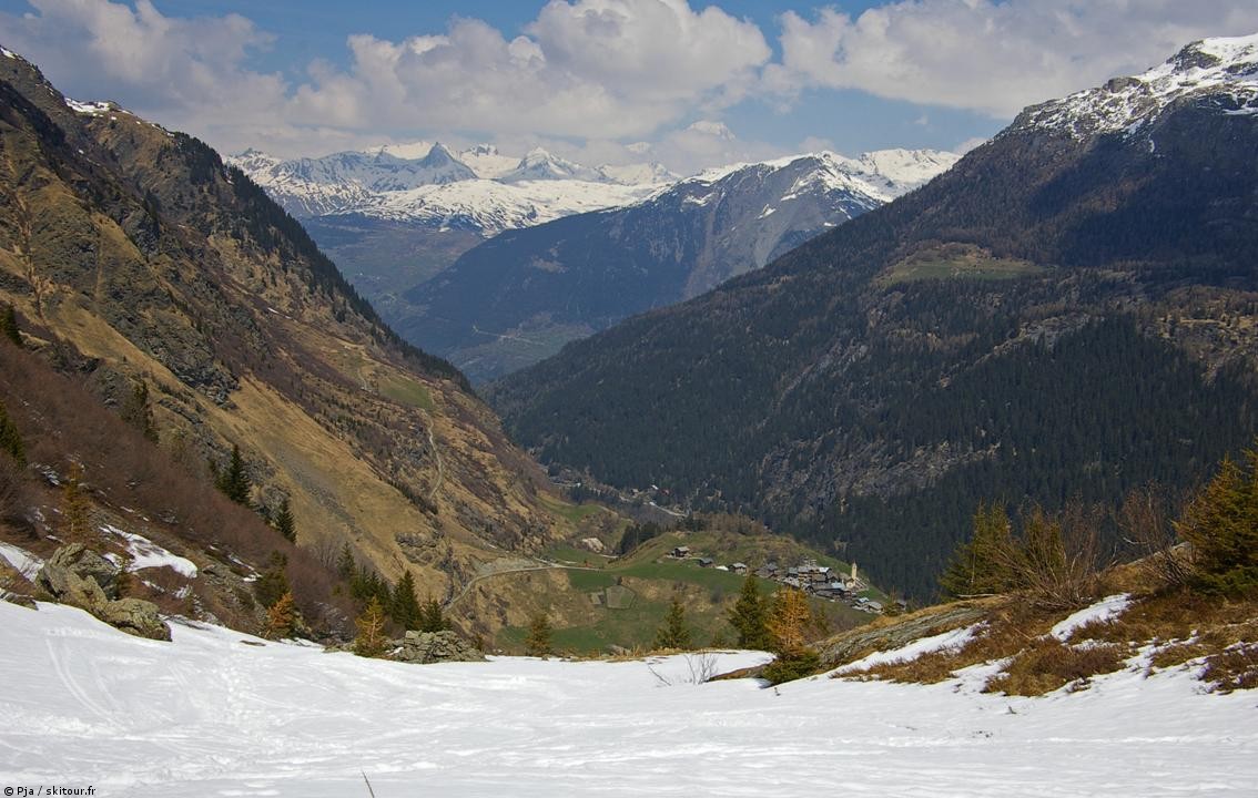 #13 Arrivée à skis sur La Gurraz : Ski de printemps, ski des contrastes. Arrivée à skis sur La Gurraz : Ski de printemps, ski des contrastes.