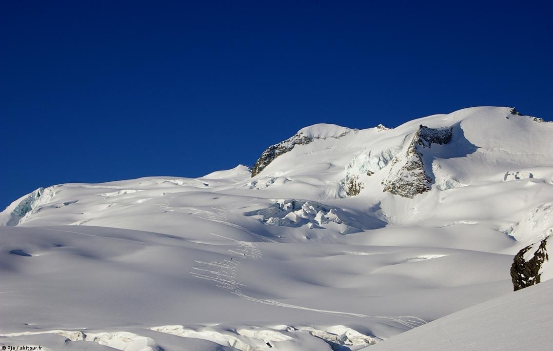 #3 Sache classico : la Sache telle que toujours. Un plateau supérieur imperceptible du bas. Sache classico : la Sache telle que toujours. Un plateau supérieur imperceptible du bas.