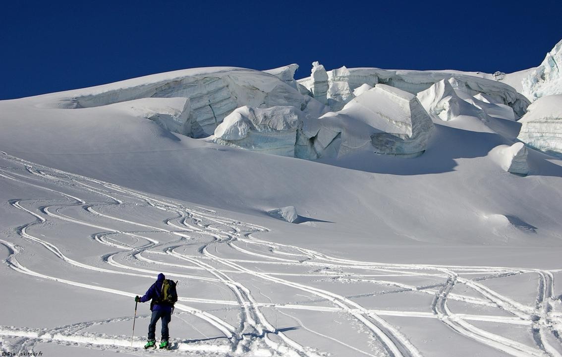 #4 JR à la montée : La montée, rythmée par ses pénitents de glace. JR à la montée : La montée, rythmée par ses pénitents de glace.