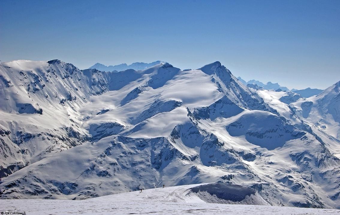 #7 Descente vers G-Parei : JPF godille vers Grandes Parei. Grand angle sur Plates des Chamois, Petite & Grande Sassière, FN Tsanteleina. Et en arrière plan: le GP. Descente vers G-Parei : JPF godille vers Grandes Parei. Grand angle sur Plates des Chamois, Petite & Grande Sassière, FN Tsanteleina. Et en arrière plan: le GP.