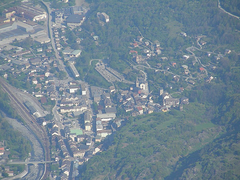 #11 Saint Michel de Maurienne : Avant d Saint Michel de Maurienne : Avant d'attaquer le couloir, vue plongeante sur le vieux St Michel (on voit très bien l'Eglise, le vieux bourg, la tour carrée et la tour ronde)