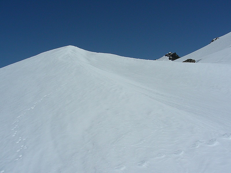 #16 Au sommet (presque) : Dune de neige au sommet sur un plateau suspendu. Au sommet (presque) : Dune de neige au sommet sur un plateau suspendu.