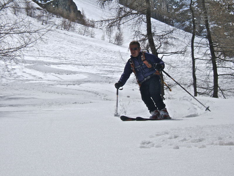 #17 PELAT : En rentrant dans la forêt du vallon de la Grande Cayolle qui nous amène à la route, la neige devient soupe et se tasse au fur et à mesure de notre passage. PELAT : En rentrant dans la forêt du vallon de la Grande Cayolle qui nous amène à la route, la neige devient soupe et se tasse au fur et à mesure de notre passage.