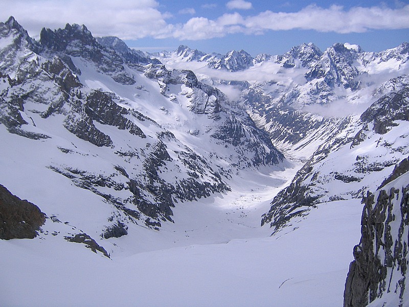 #2 Le vallon des etancons : Point de vue sur le vallon des etancons depuis la breche. Le vallon des etancons : Point de vue sur le vallon des etancons depuis la breche.