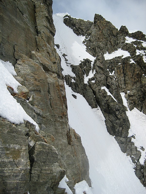 Fenêtre sur l'arête NNE : donnant accès à un couloir en haut de la face NE qui permet de contourner un ressaut mixte en haut de la face N