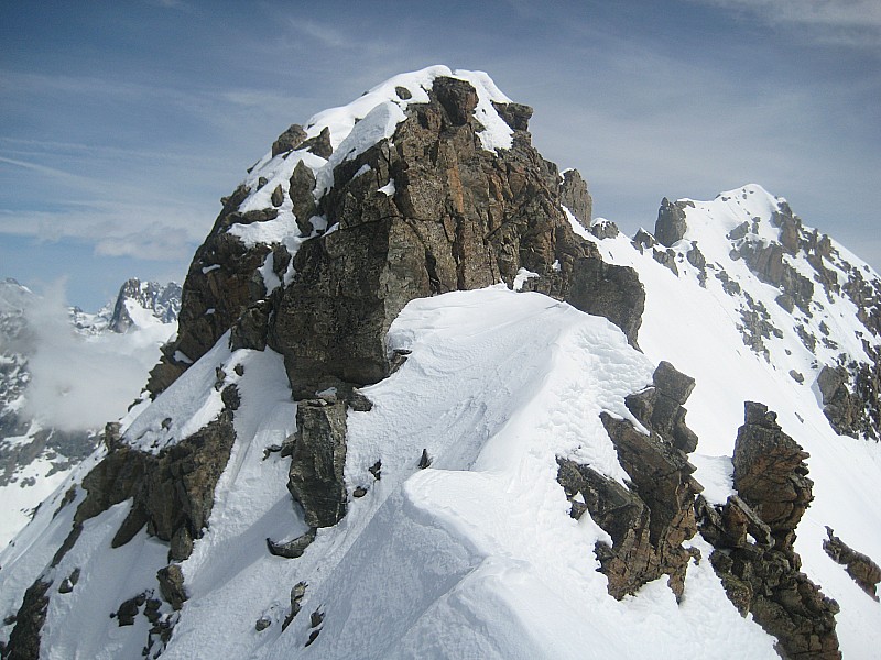 De l'arête sommitale : Vue vers le vrai sommet