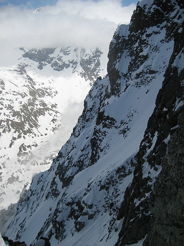 Le bas dudit couloir : vu de ladite fenêtre