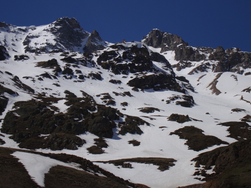 Combeynot E : Sortie de l'étroit couloir NNE au soleil à droite du Combeynot E. Et couloir banane à gauche, en plein soleil.