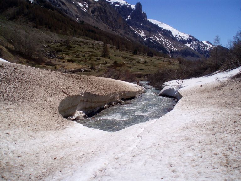 #4 Passerelle guisane : Il y a sûrement une passerelle SOUS le pont de neige ! Passerelle guisane : Il y a sûrement une passerelle SOUS le pont de neige !