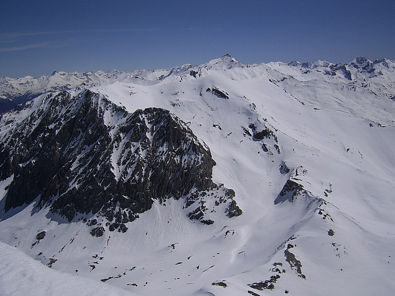 #5 vers l vers l'est : col de la roue , au dessus punta nera et en arrière plan , pointe de la scolette