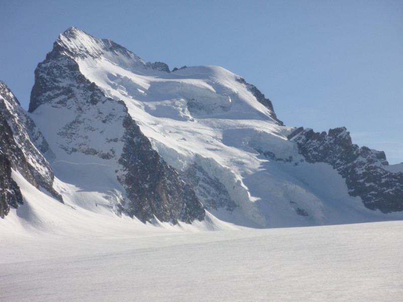 #1 Sa Majesté : se dévoile en arrivant en vue du refuge. Sa Majesté : se dévoile en arrivant en vue du refuge.