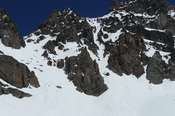 #12 breche d breche d'alvau : couloir sud ouest de la breche superieur d'alvau, d'en bas on pourrait y croire