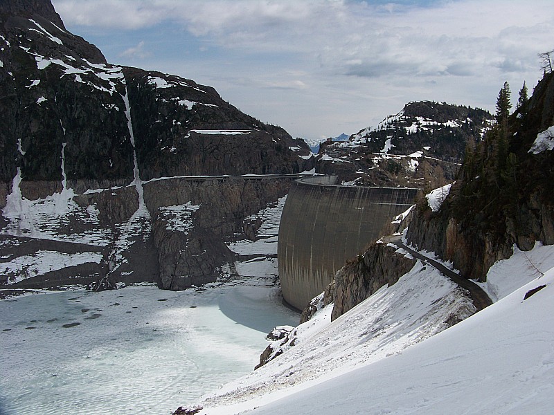 #1 Emosson : L Emosson : L'eau est bien basse et c'est fini pour la traversée à ski sur la glace...