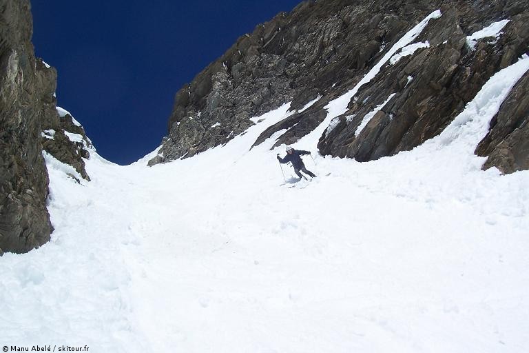 La meme en descente : La neige molle permet de skier aussi la goulotte, assez large