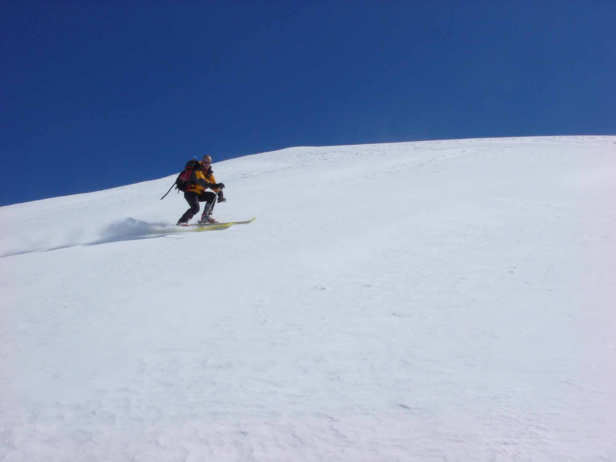 #52 Mt Clapier : une directe en moquette de 830m soutenue. Il fait bon, pas de vent, un soleil radieux, un ciel bleu intense, une moquette raz, un itinéraire esthétique, un paysage grandiose, une solitude totale, les diamants sont éternels Mt Clapier : une directe en moquette de 830m soutenue. Il fait bon, pas de vent, un soleil radieux, un ciel bleu intense, une moquette raz, un itinéraire esthétique, un paysage grandiose, une solitude totale, les diamants sont éternels