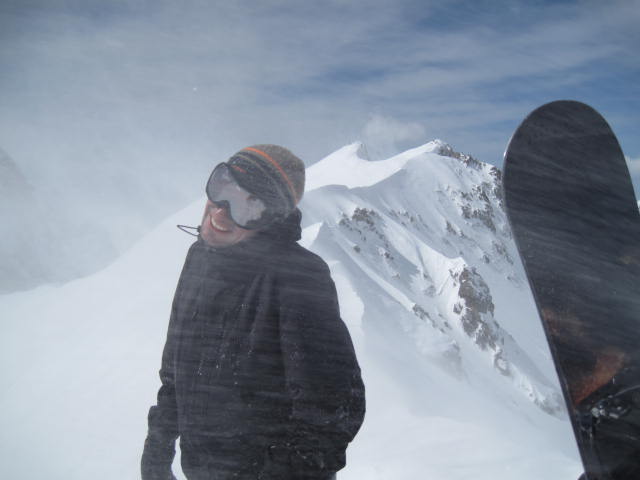 #29 Baisse du Basto : La neige soulevée de la corniche siffle à l Baisse du Basto : La neige soulevée de la corniche siffle à l'horizontale. Pourtant la descente est là … accessible à quelques spatules : un beau couloir poudreux à 40°. Ici c'est une démence, en dessous le calme et le silence.