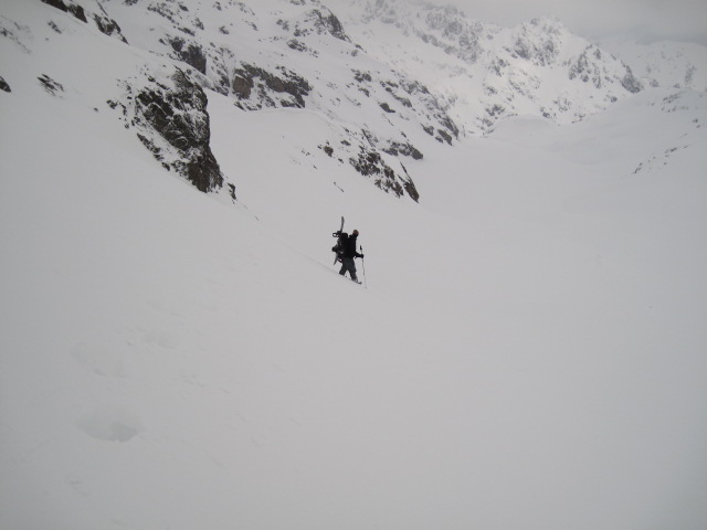 #21 Baisse de Valmasque : Courte descente en versant N du Valmasque avant de remonter sur le Basto par la gauche. Devant le vallon conduisant au ref de Valmasque Baisse de Valmasque : Courte descente en versant N du Valmasque avant de remonter sur le Basto par la gauche. Devant le vallon conduisant au ref de Valmasque