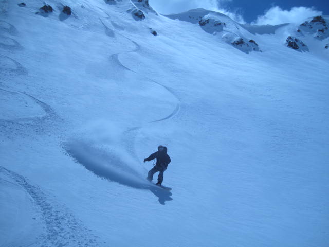 #31 Baisse du Basto : Magnifique couloir de descente en poudre du Basto Baisse du Basto : Magnifique couloir de descente en poudre du Basto