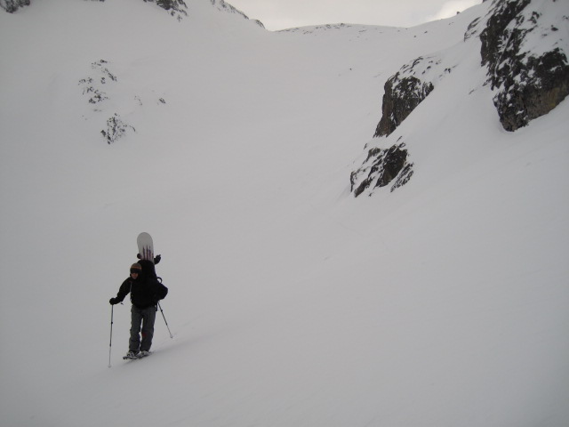 #22 Traversée sur le Basto : La Baisse de Valmasque versant N en ar plan. A la Baisse de Valmasque la visibilité correcte autorise la poursuite de l Traversée sur le Basto : La Baisse de Valmasque versant N en ar plan. A la Baisse de Valmasque la visibilité correcte autorise la poursuite de l'itinéraire. La traversée Valmasque/Basto est assez évidente. Le jeu s'installe.
