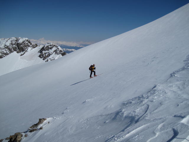 #44 Mt Clapier : Ici plus de poudre ; directes et soutenues les pentes du Clapier se déploient sur neige dure : couteaux obligatoires, crampons conseillés. L Mt Clapier : Ici plus de poudre ; directes et soutenues les pentes du Clapier se déploient sur neige dure : couteaux obligatoires, crampons conseillés. L'itinéraire assez évident suit ces pentes de ressauts en ressauts toujours raides