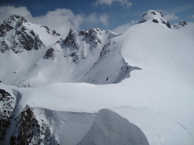 #28 Baisse du Basto : Une très importante corniche barre l Baisse du Basto : Une très importante corniche barre l'envers du Basto versant NO ref de Nice. Elle oblige un franchissement haut dans le NE du Basto