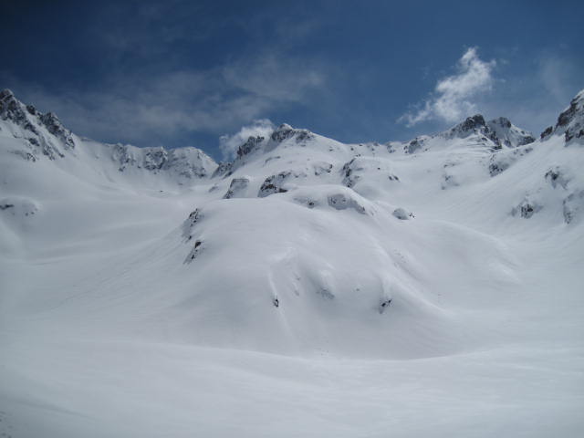 #33 Baisse du Basto : Descente sur le ref Nice. Il fait bon, plus de vent, un soleil radieux, un ciel bleu intense, une neige légère, un itinéraire esthétique, un paysage grandiose, une solitude totale, les diamants sont éternels. Baisse du Basto : Descente sur le ref Nice. Il fait bon, plus de vent, un soleil radieux, un ciel bleu intense, une neige légère, un itinéraire esthétique, un paysage grandiose, une solitude totale, les diamants sont éternels.