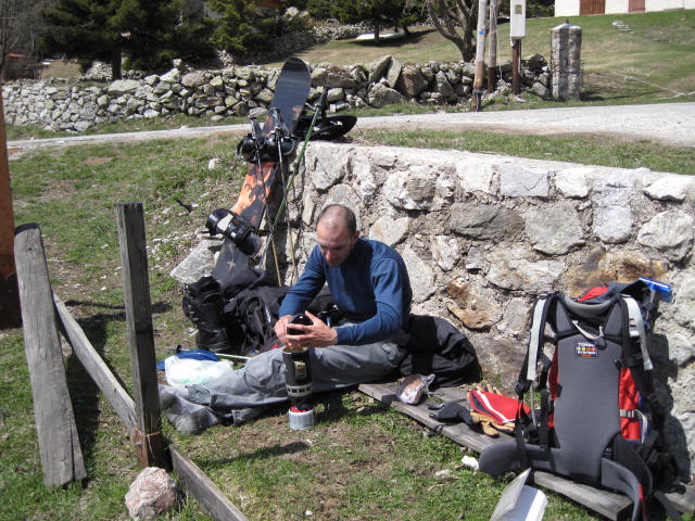 #59 Le muret final : installés dehors contre un muret ensoleillé pour grignoter nos restes Le muret final : installés dehors contre un muret ensoleillé pour grignoter nos restes