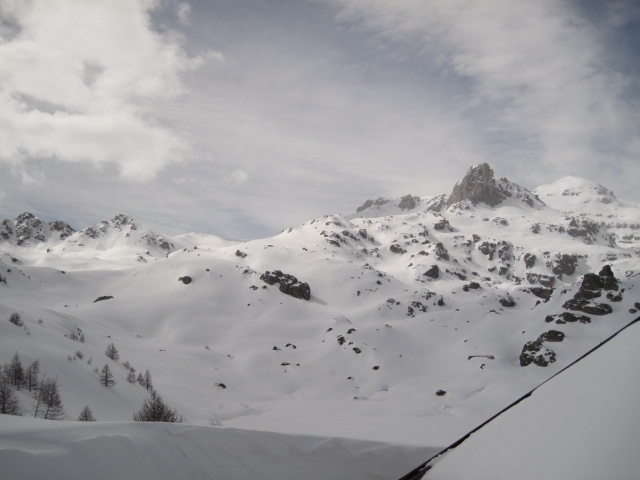 #8 Mont des Merveilles : Du refuge : à gauche le vallon de départ, le sommet enneigé à l Mont des Merveilles : Du refuge : à gauche le vallon de départ, le sommet enneigé à l'extrême droite