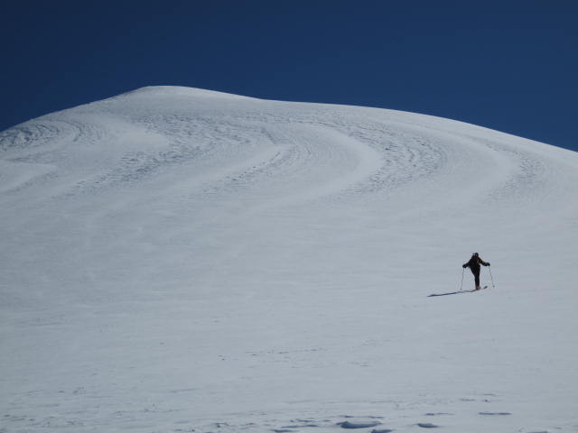 #45 Mt Clapier : Travaillée par le vent, la pyramide sommitale arrondie est tracée de courbes parallèles comme autant d Mt Clapier : Travaillée par le vent, la pyramide sommitale arrondie est tracée de courbes parallèles comme autant d'anneaux galactiques qui donne au Clapier un aspect intersidéral