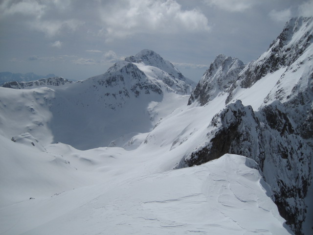 #27 Valmasque-Basto : Du fd à dte le Valmasque et la traversée qui suit sur le Basto Valmasque-Basto : Du fd à dte le Valmasque et la traversée qui suit sur le Basto