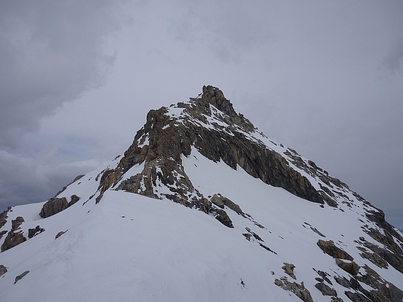 Grand galibier : Le sommet vu depuis le col, en haut du couloir.