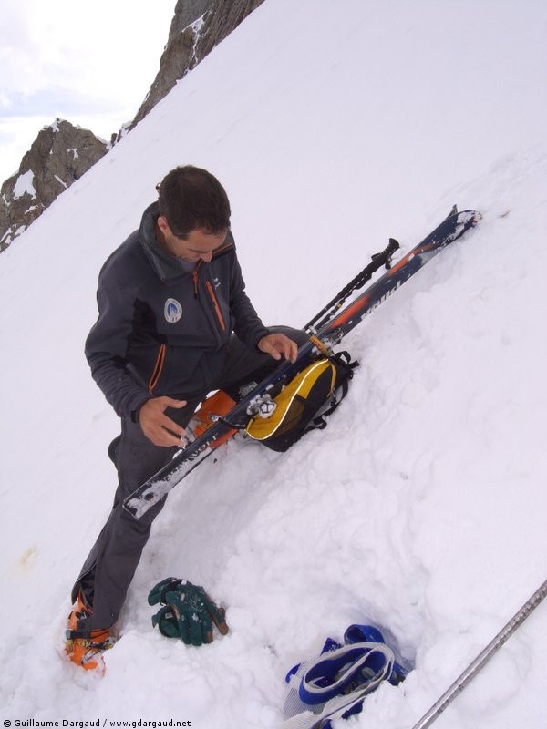#1 Micro-sac : Au fond du sac plein de matos de mixte, Vincent a un micro-sac... mais comment y attacher les skis ?!? Micro-sac : Au fond du sac plein de matos de mixte, Vincent a un micro-sac... mais comment y attacher les skis ?!?