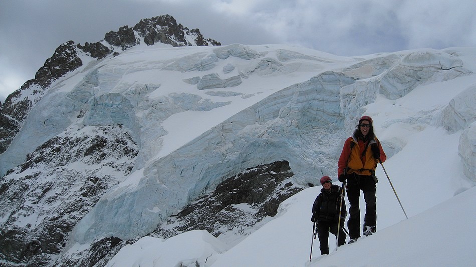 #17 Pose devant les séracs : menaçant des Violettes Pose devant les séracs : menaçant des Violettes