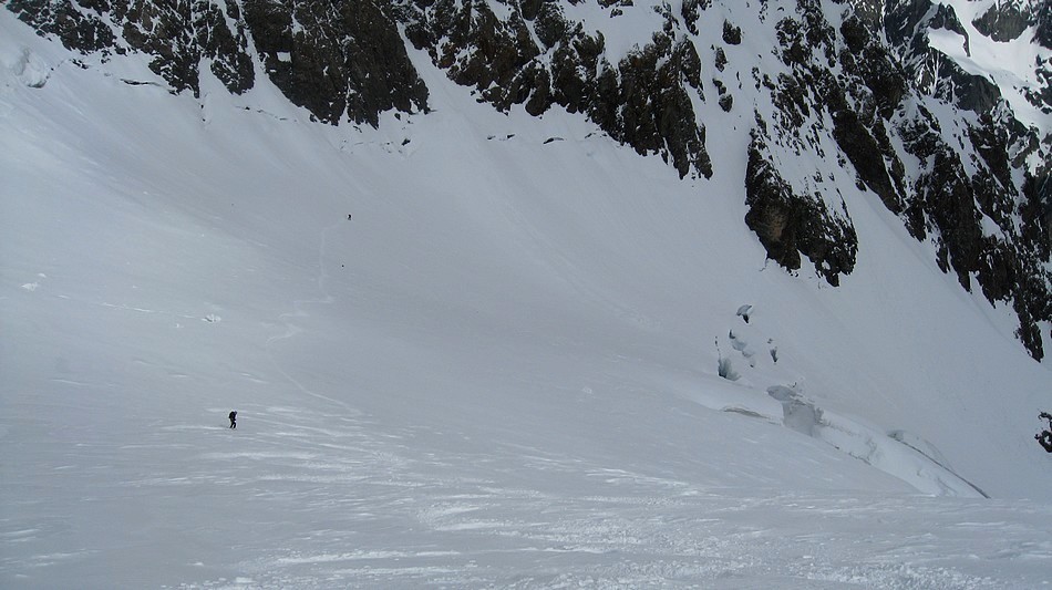 #12 A gauche toute : pour passer la crevasse qui barre toute la largeur du glacier A gauche toute : pour passer la crevasse qui barre toute la largeur du glacier