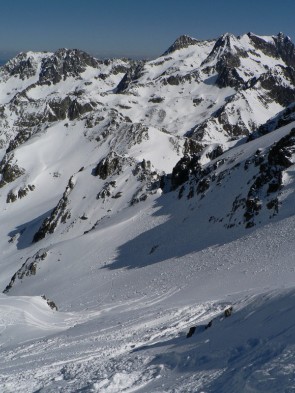 #2 face NW brèche de la passoire : cette jolie descente était bien tentante, bien que du côté opposé à notre course... face NW brèche de la passoire : cette jolie descente était bien tentante, bien que du côté opposé à notre course...
