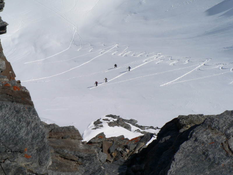 #2 dans la pente finale : un groupe attaque la poudre dans la pente finale : un groupe attaque la poudre