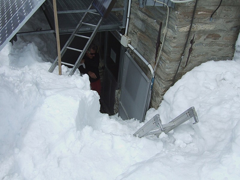 refuge Gastaldi : La tranchée pour rentrer au refuge. Le gardien nous a dit qu'il était tombé 4 m de neige depuis le 20 Mars!!