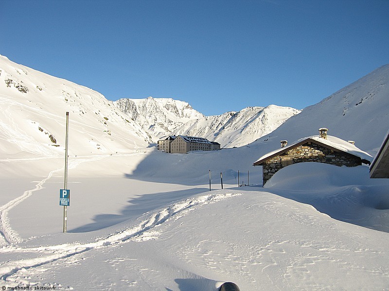 #5 Lac et Hospice : Vue du Lac et de l Lac et Hospice : Vue du Lac et de l'Hospice depuis le col du Grand Saint Bernard depuis le côté Italien.