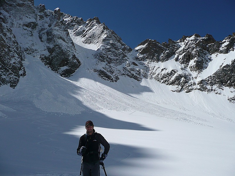 On attend les copains. : Le couloir mi-ombre, mi-soleil.