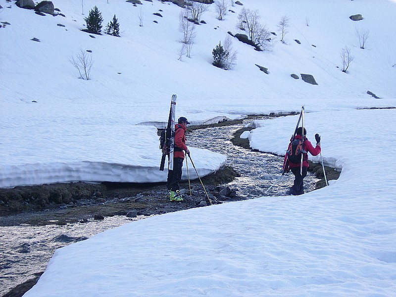 #3 Traversée de ruisseau (à 2000m : encore 50 cm de neige) Traversée de ruisseau (à 2000m : encore 50 cm de neige)