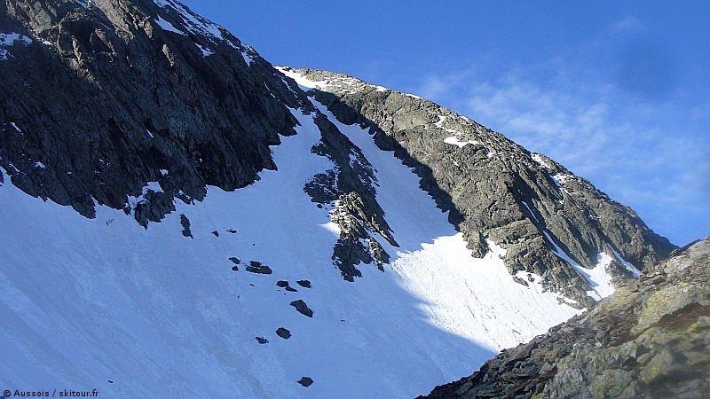 #1 Couloir du sergent Pinelli : Descente par le couloir dans une neige assez dure, mai spas désagréable malgré les nombreux blocs de neige. Couloir du sergent Pinelli : Descente par le couloir dans une neige assez dure, mai spas désagréable malgré les nombreux blocs de neige.