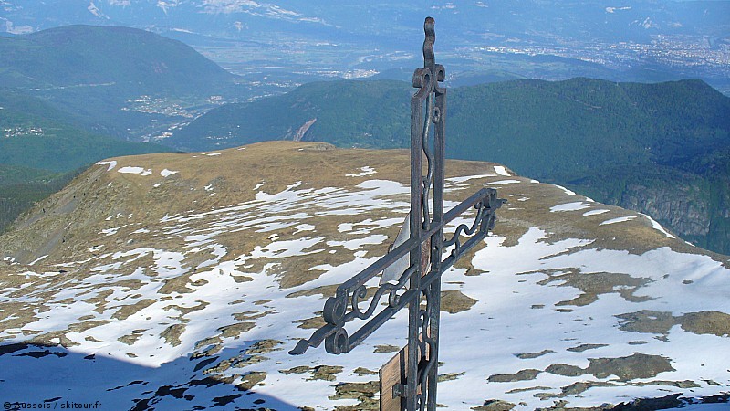 #5 Crois Pinelli : La croix avec l Crois Pinelli : La croix avec l'arrête du brouffier bien sèche. Sa sent la fin de saison