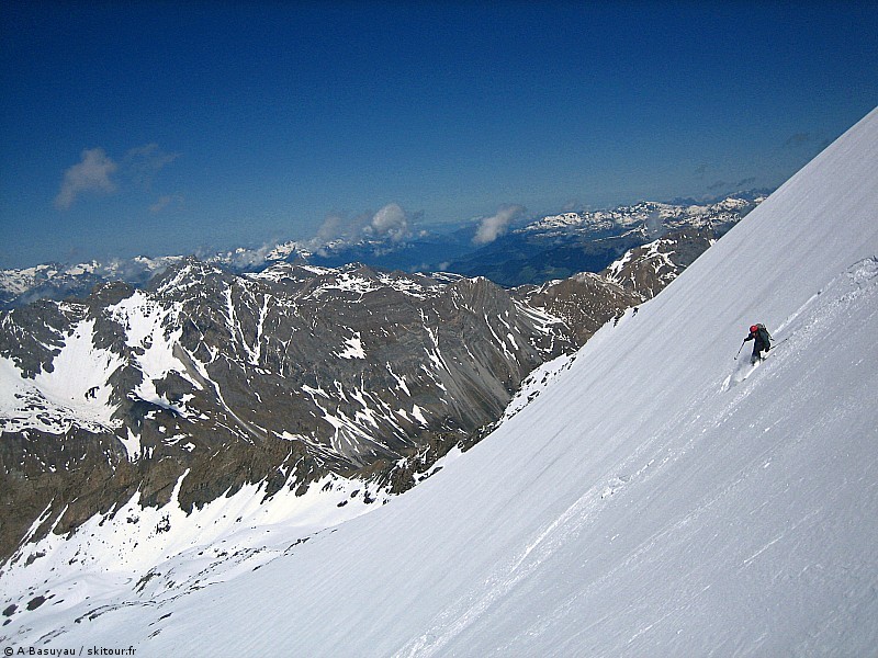#9 Emilie : à fond dans la descente du glacier de Rosoire, en très bonne neige Emilie : à fond dans la descente du glacier de Rosoire, en très bonne neige