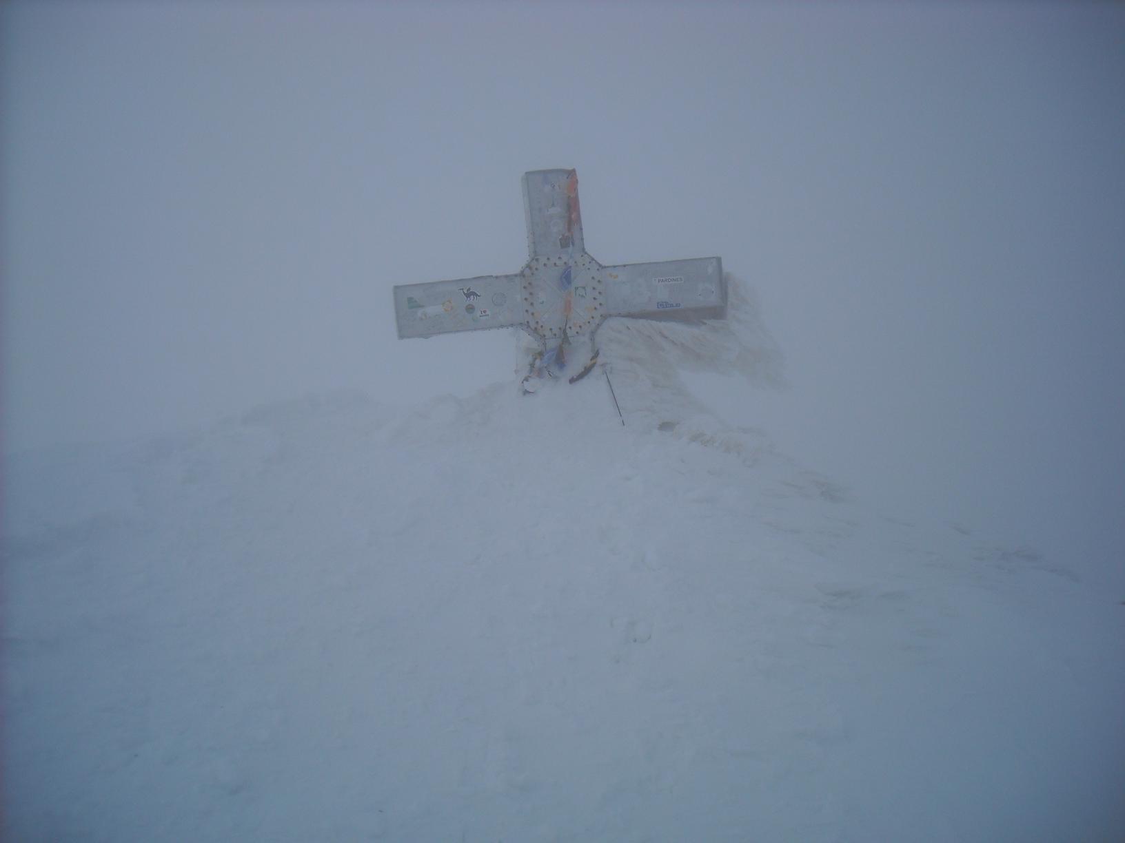 #12 Sommet : La croix sommitale aussi dans les nuages Sommet : La croix sommitale aussi dans les nuages
