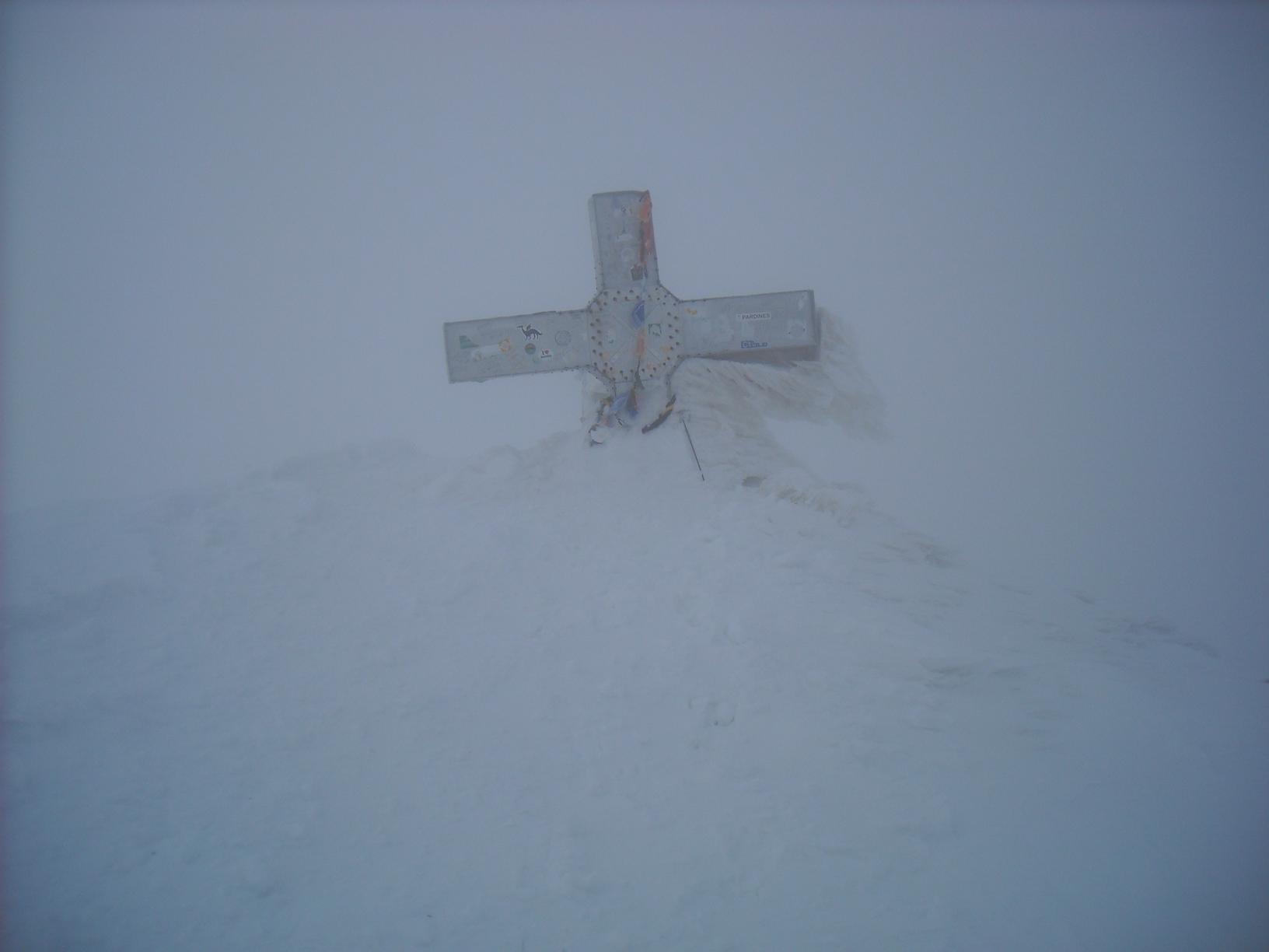 Sommet : La croix sommitale aussi dans les nuages