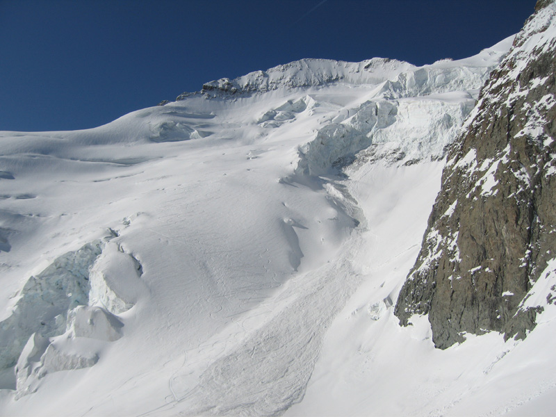 Les Ecrins : Là c'est moins austère. Un sérac à bien purgé.