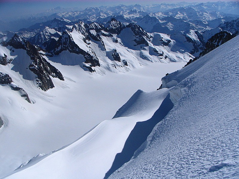 #2 Le glacier blanc : Vue sur le glacier blanc, les Agneaux, avec un horizon bien dégagé Le glacier blanc : Vue sur le glacier blanc, les Agneaux, avec un horizon bien dégagé