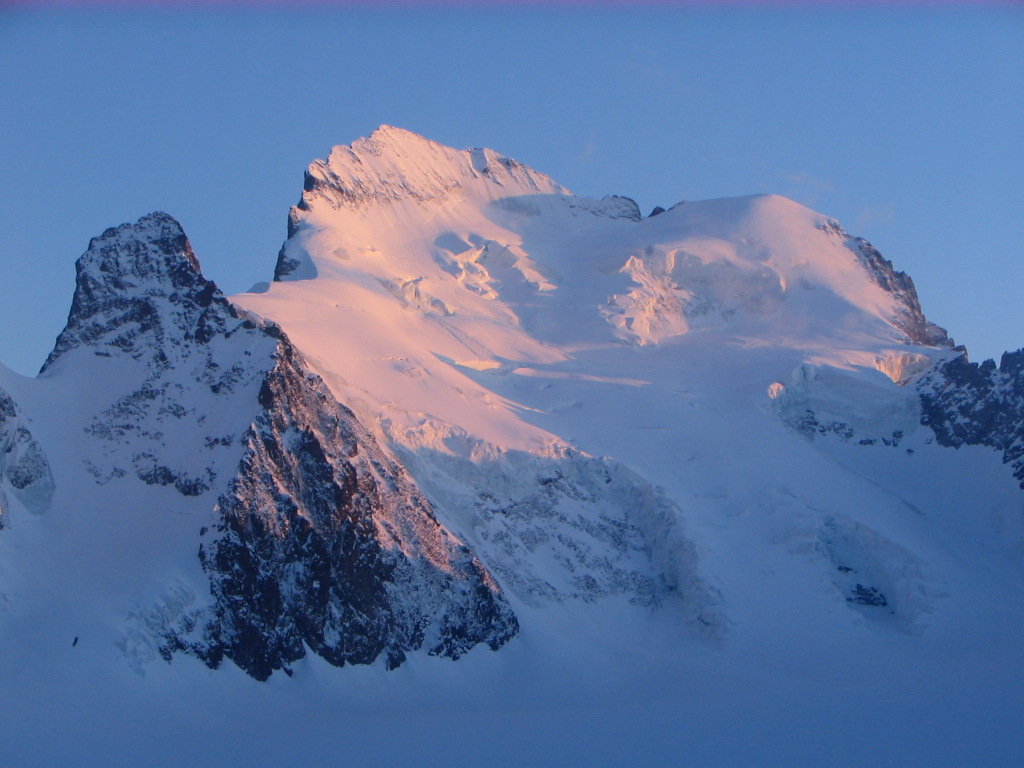 #5 Coucher de soleil : Le soir, du refuge, on a la chance de voir la Barre et le Dôme s Coucher de soleil : Le soir, du refuge, on a la chance de voir la Barre et le Dôme s'enflammer en même temps que nos coeurs pour ce magnifique royaume...