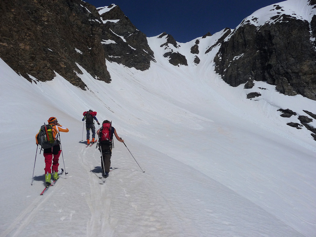 Direction le Pas du Bouquetin : Le couloir de gauche semble le plus accessible.