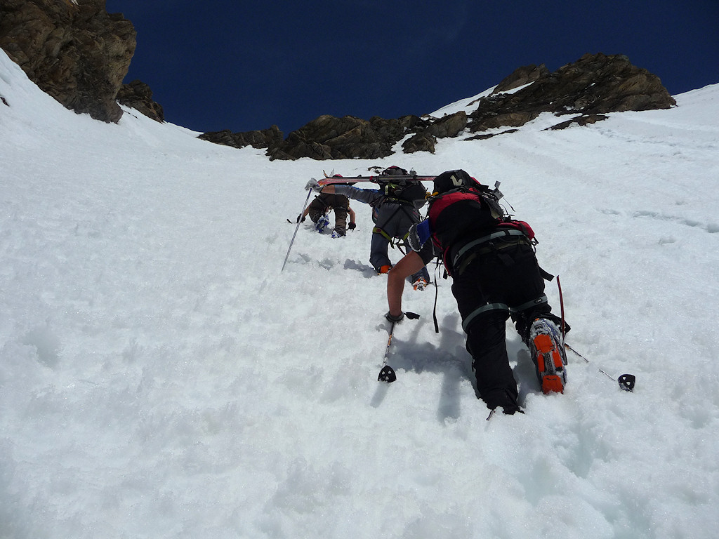 #22 Dans le couloir de droite : Traversée délicate en rochers délités. Il a donc fallu redescendre pour gravir le 3° couloir.Il fait très chaud et la fatigue commence à se faire sentir Dans le couloir de droite : Traversée délicate en rochers délités. Il a donc fallu redescendre pour gravir le 3° couloir.Il fait très chaud et la fatigue commence à se faire sentir